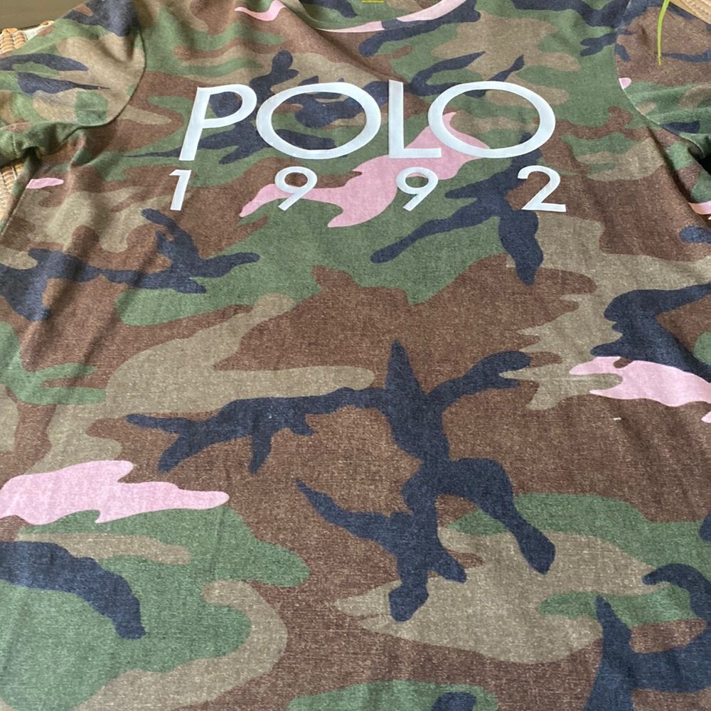 EUC Polo graphic tee camo print size med slim fit